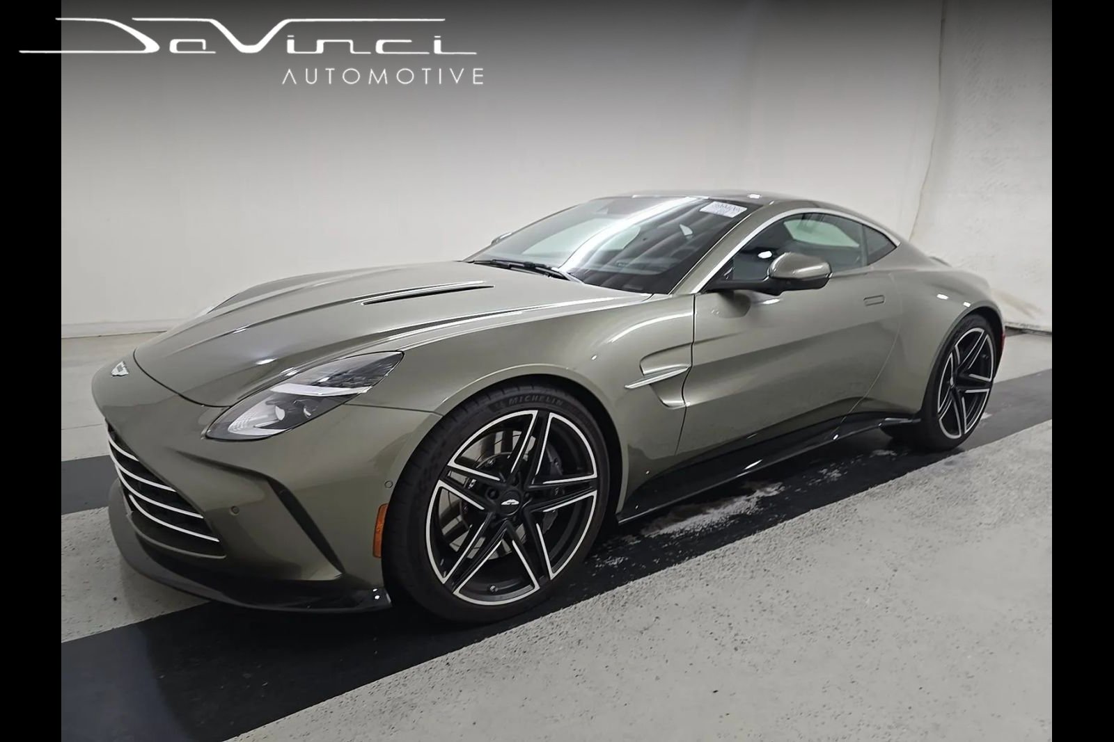 Used 2025 Aston Martin V8 Vantage Coupe RWD image 1