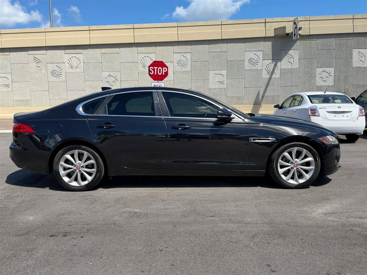 Used 2018 Jaguar XF Premium RWD image 10