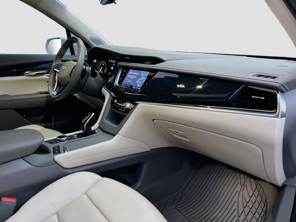 Used 2025 Cadillac XT6 Premium Luxury w/ Technology Package AWD/4WD image 32