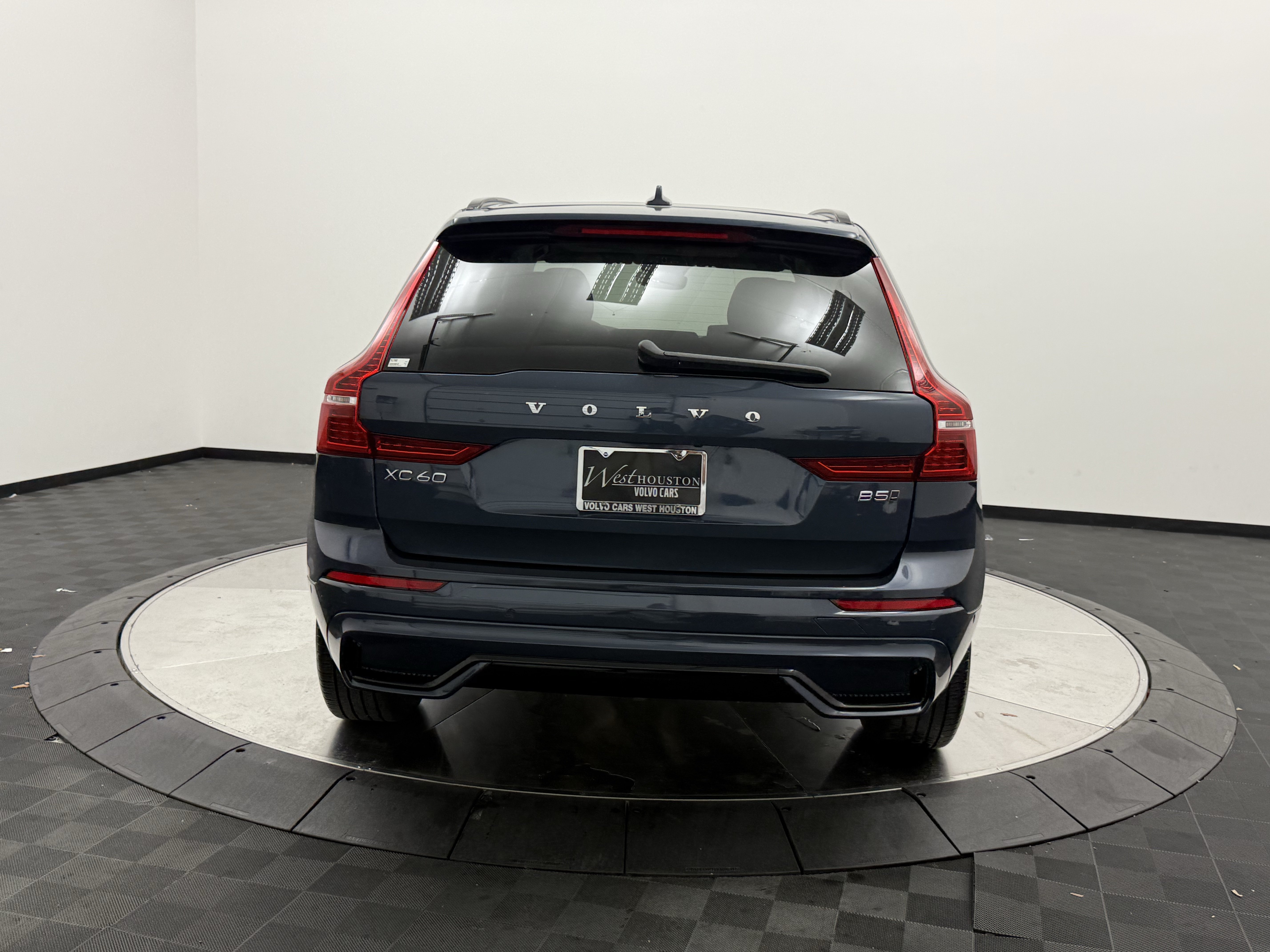 Certified 2025 Volvo XC60 B5 Plus AWD/4WD image 9