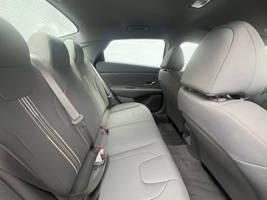 Used 2025 Hyundai Elantra Sport image 12