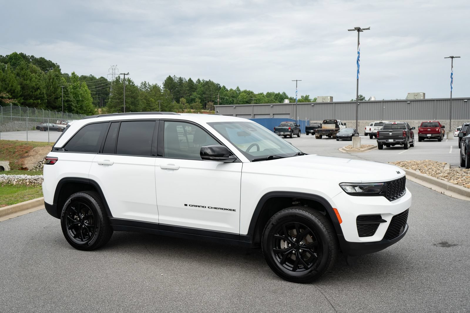 Used 2025 Jeep Grand Cherokee Altitude AWD/4WD image 12