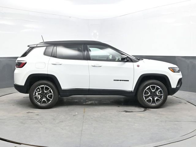 Used 2025 Jeep Compass Trailhawk AWD/4WD image 8
