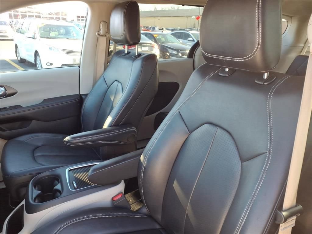 Used 2024 Chrysler Pacifica Touring-L image 17