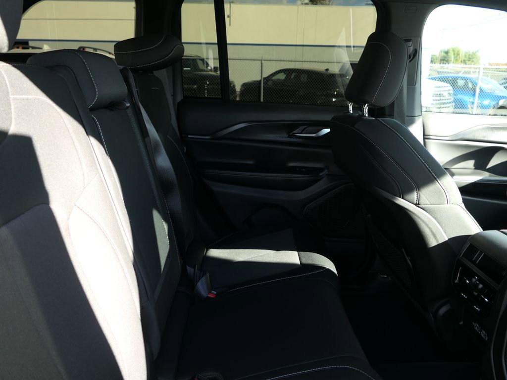 Used 2024 Jeep Grand Cherokee Laredo X image 21