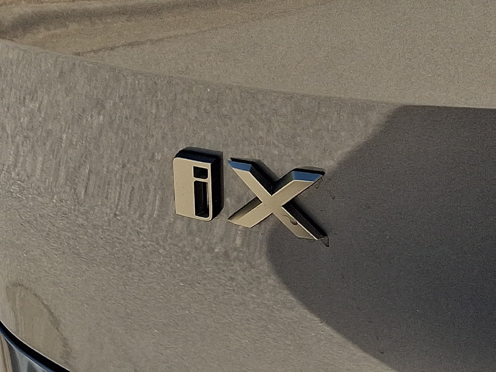 Used 2023 BMW iX xDrive50 w/ Sport Package AWD/4WD image 33