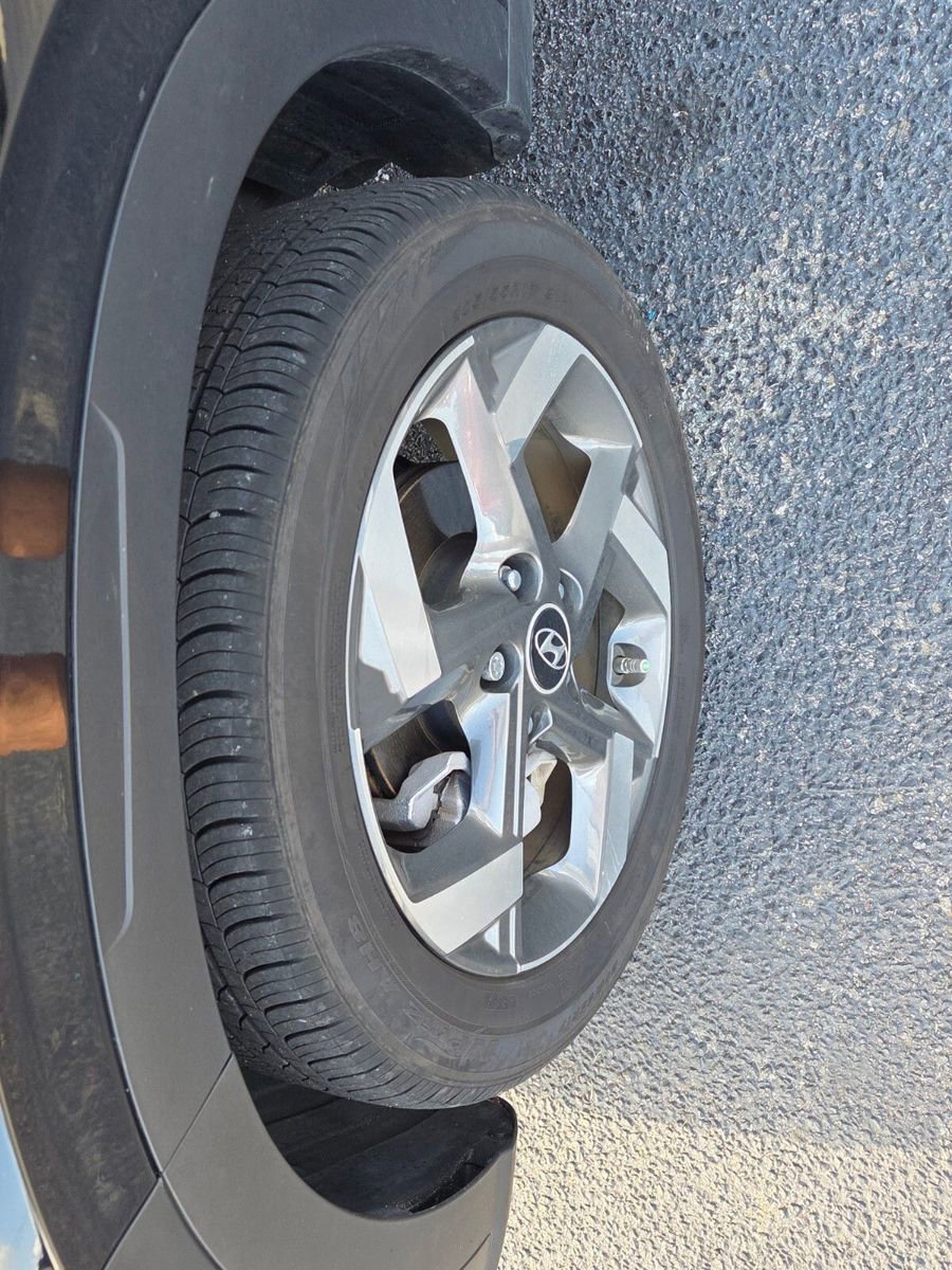 Used 2024 Hyundai Venue SEL image 16