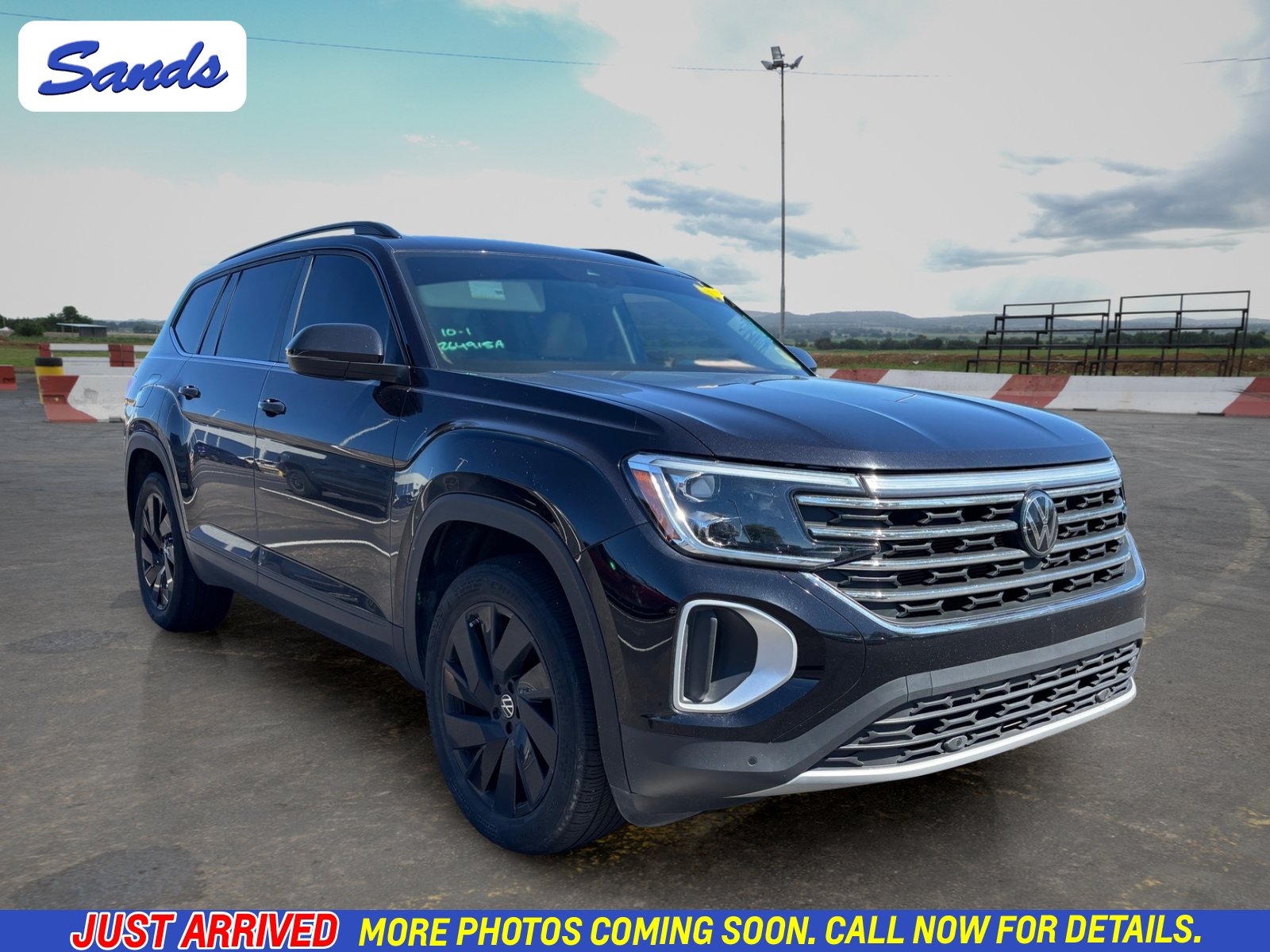 Used 2024 Volkswagen Atlas SE w/ Panoramic Sunroof Package FWD image 1