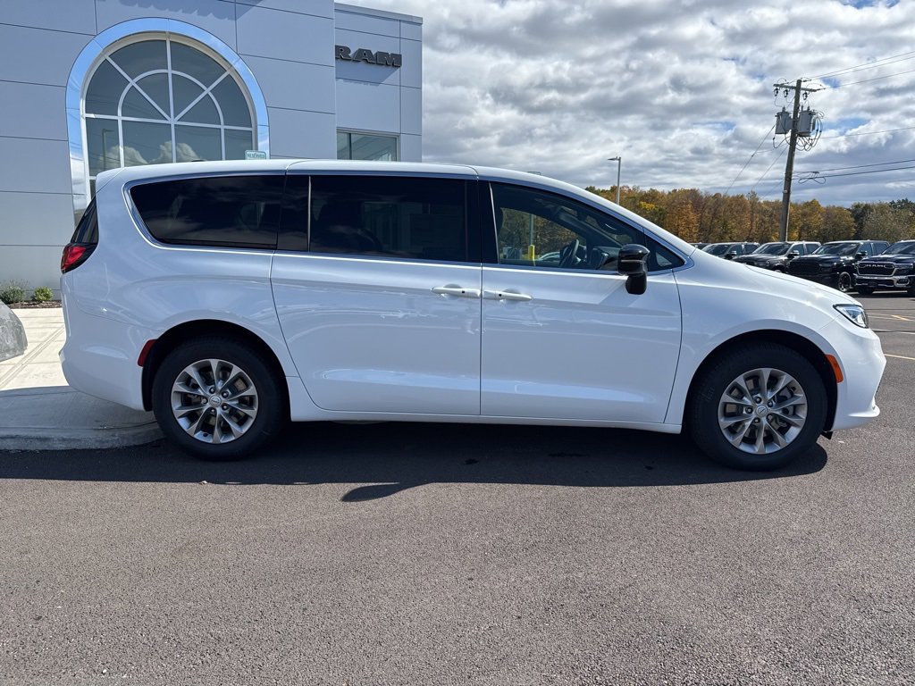 New 2026 Chrysler Pacifica Select image 8