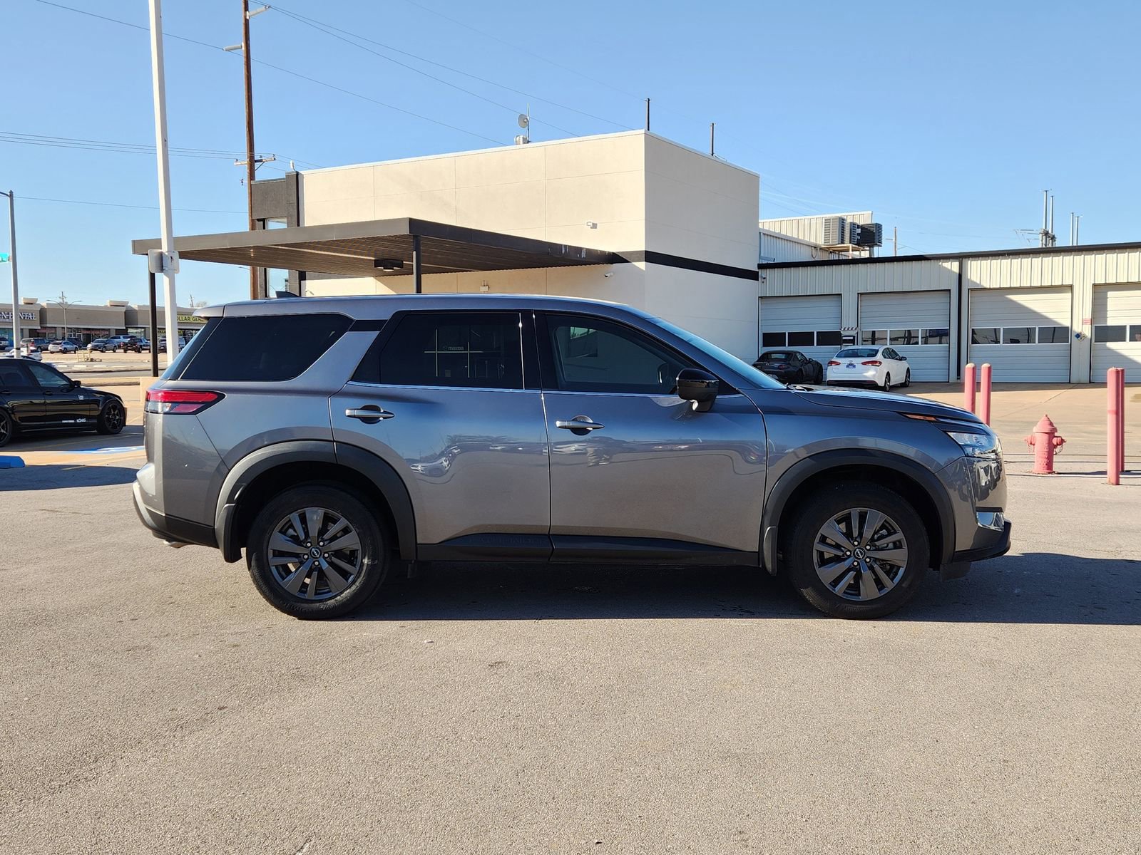 Used 2023 Nissan Pathfinder S image 7