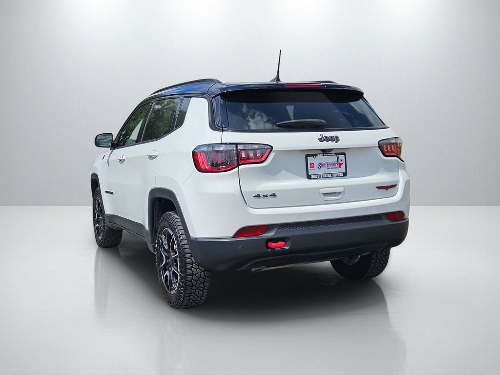 Used 2025 Jeep Compass Trailhawk AWD/4WD image 7