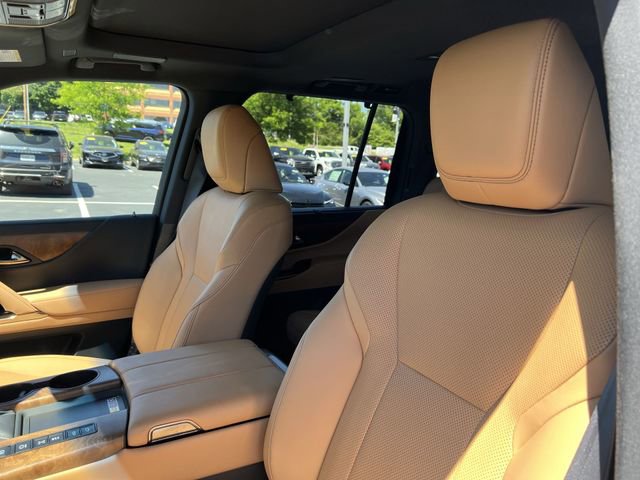 Used 2025 Lexus LX 600 4WD w/ Appearance Package image 9