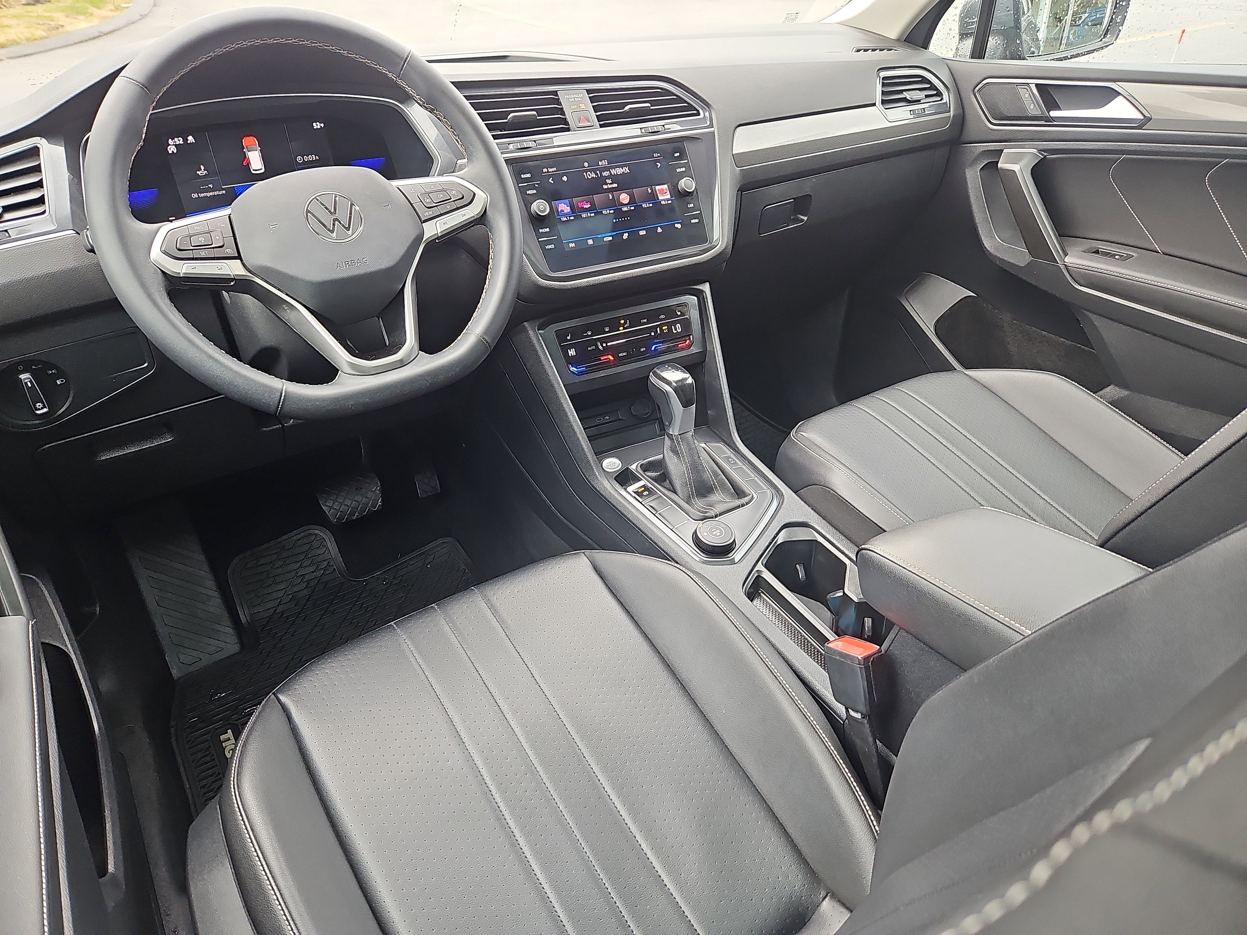 Certified 2022 Volkswagen Tiguan SE w/ Panoramic Sunroof Package image 4