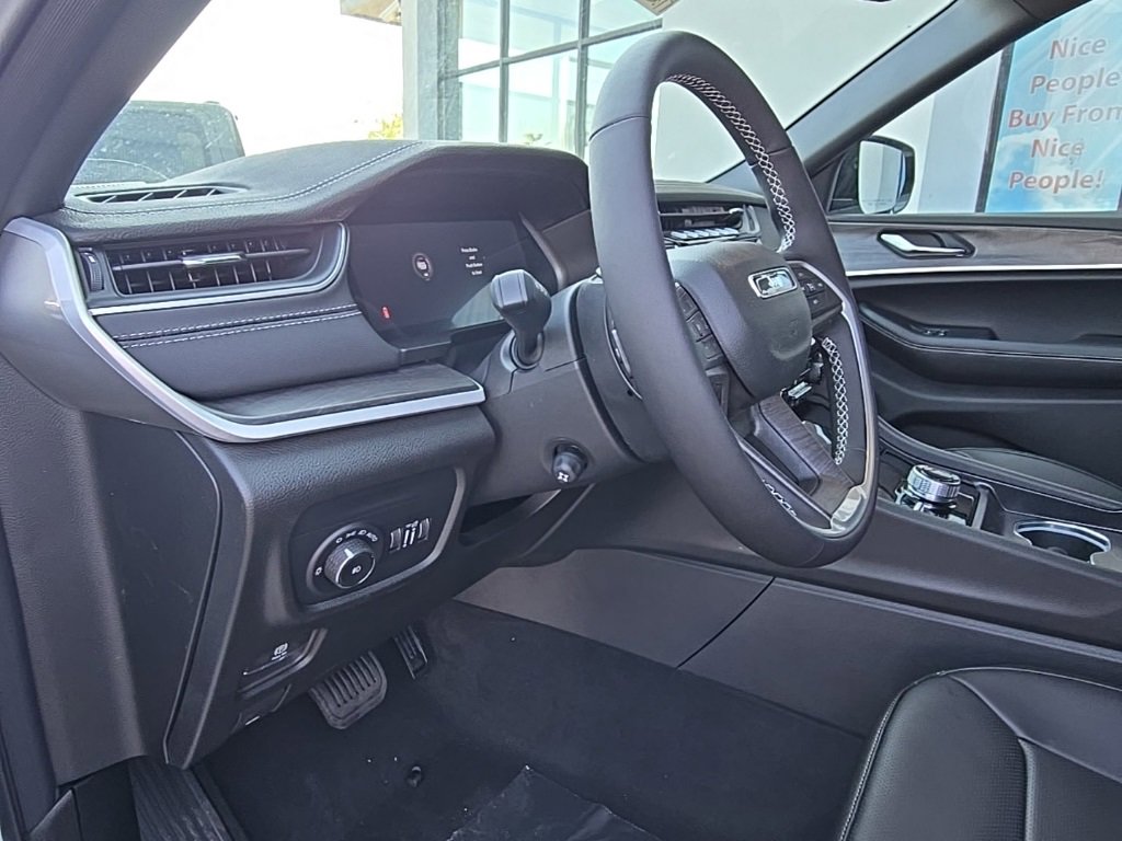 New 2025 Jeep Grand Cherokee Limited w/ Luxury Tech Group II image 33
