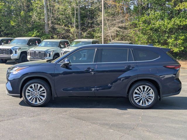 Used 2025 Toyota Highlander Platinum image 4