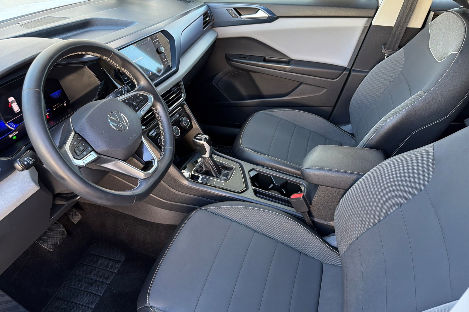 Used 2023 Volkswagen Taos SE w/ Panoramic Sunroof Package FWD image 10