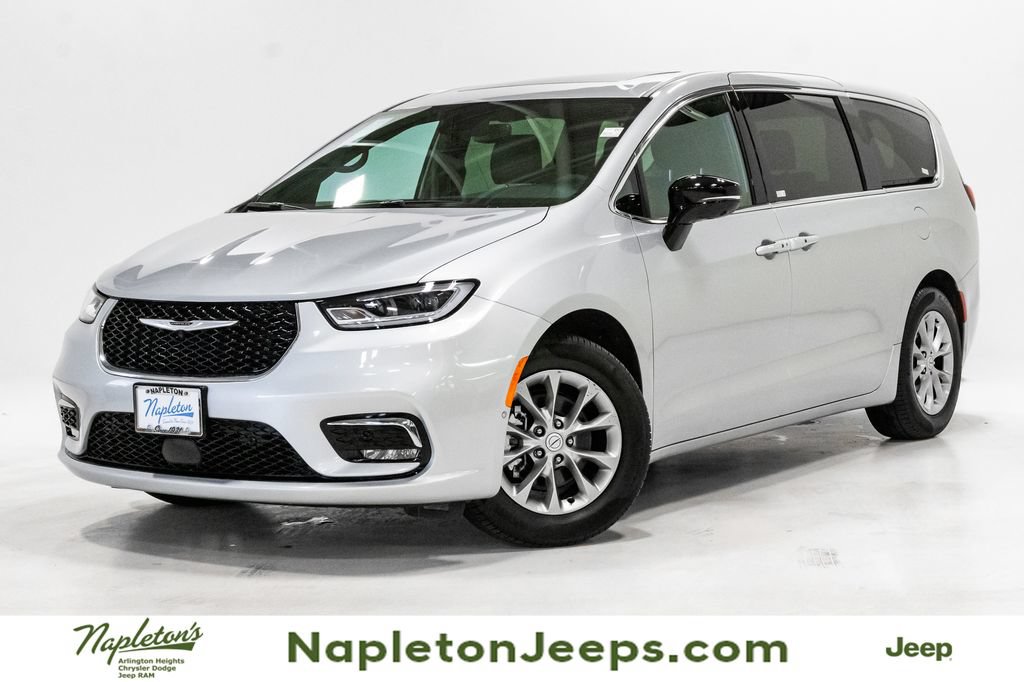 New 2026 Chrysler Pacifica Limited w/ Uconnect Theater Family Group
