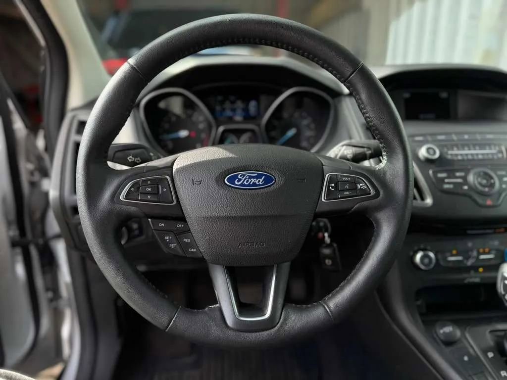 Used 2018 Ford Focus SE w/ Cold Weather Package FWD image 18