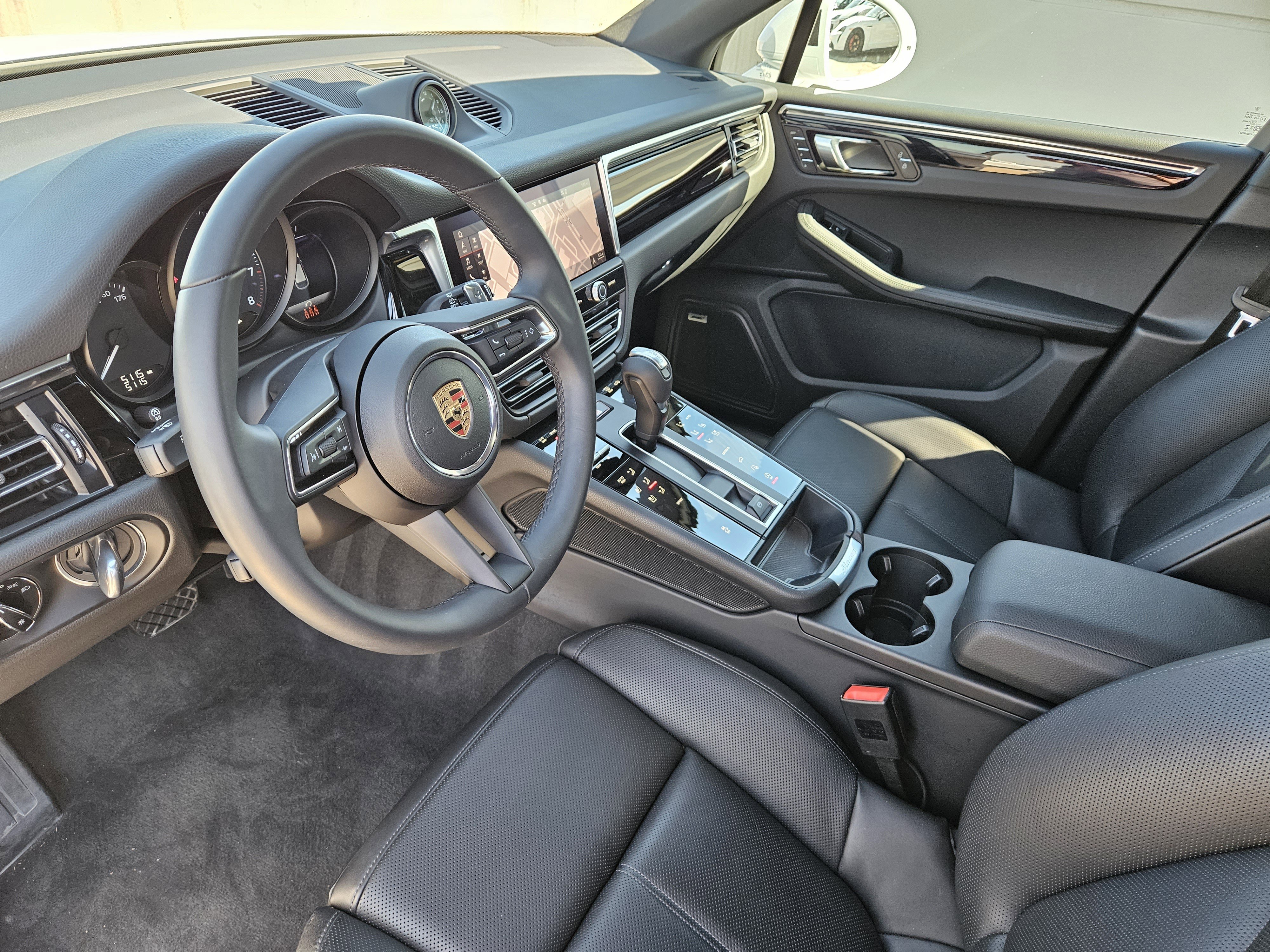 Certified 2025 Porsche Macan image 4