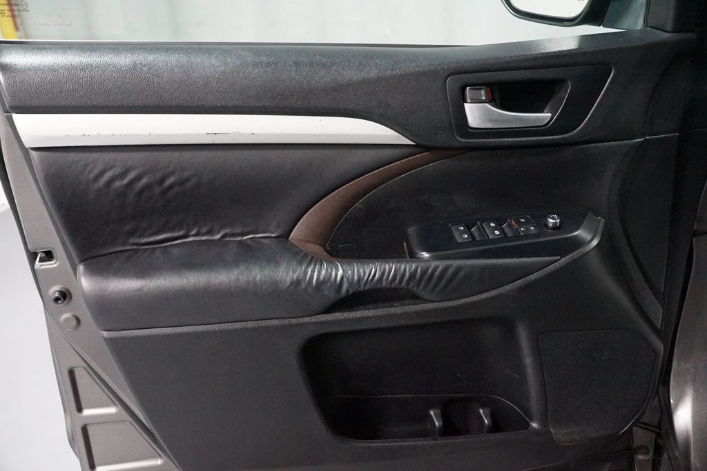 Used 2016 Toyota Highlander XLE FWD image 29