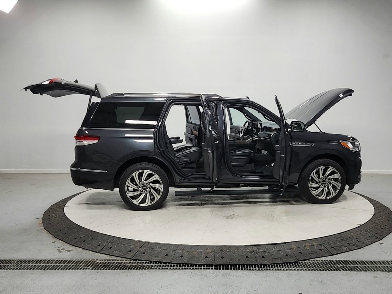 Used 2023 Lincoln Navigator Reserve image 16