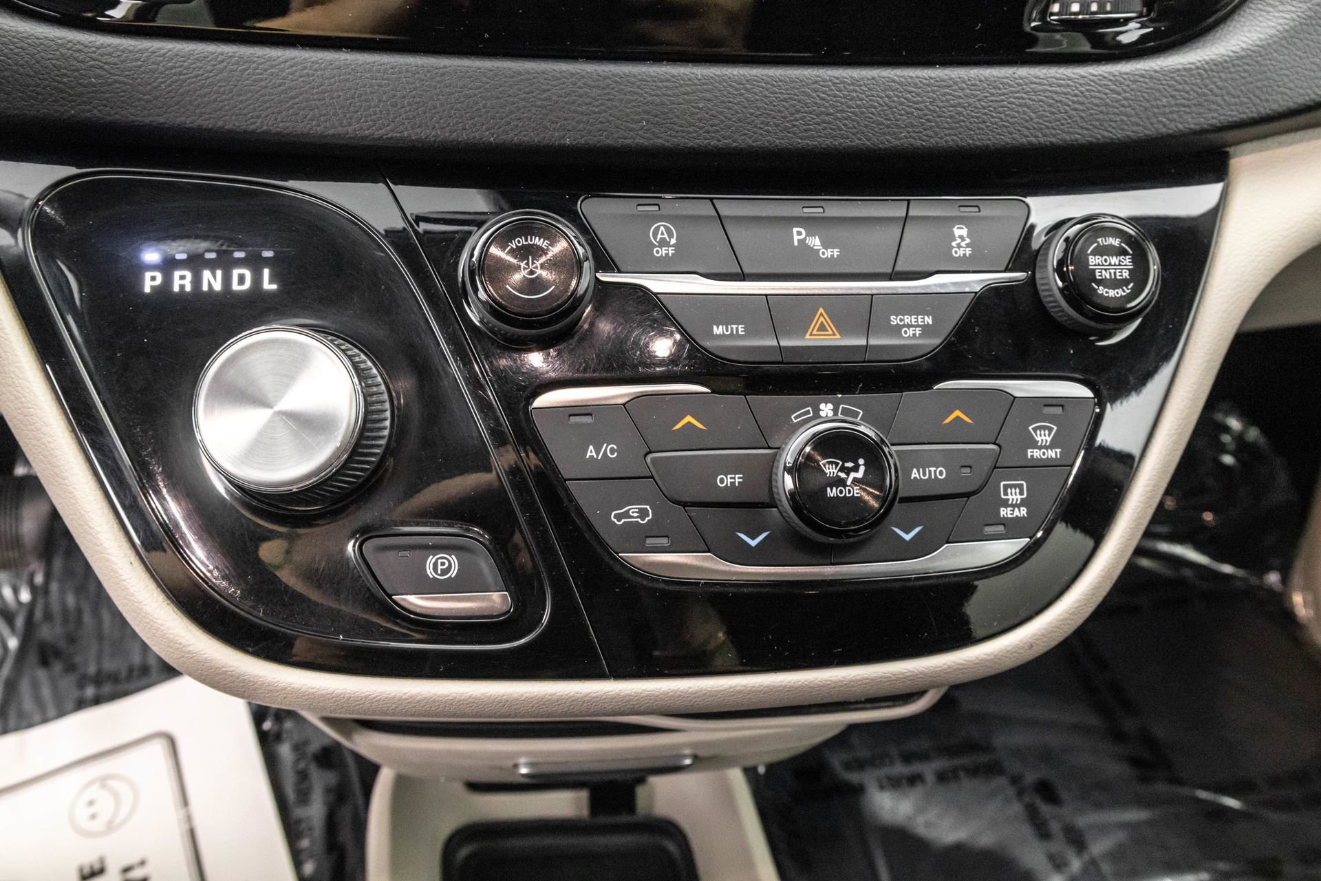 Used 2019 Chrysler Pacifica Touring Plus w/ Tire & Wheel Group image 27