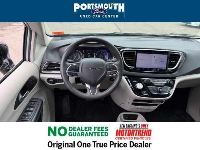 Used 2024 Chrysler Pacifica Touring-L image 7