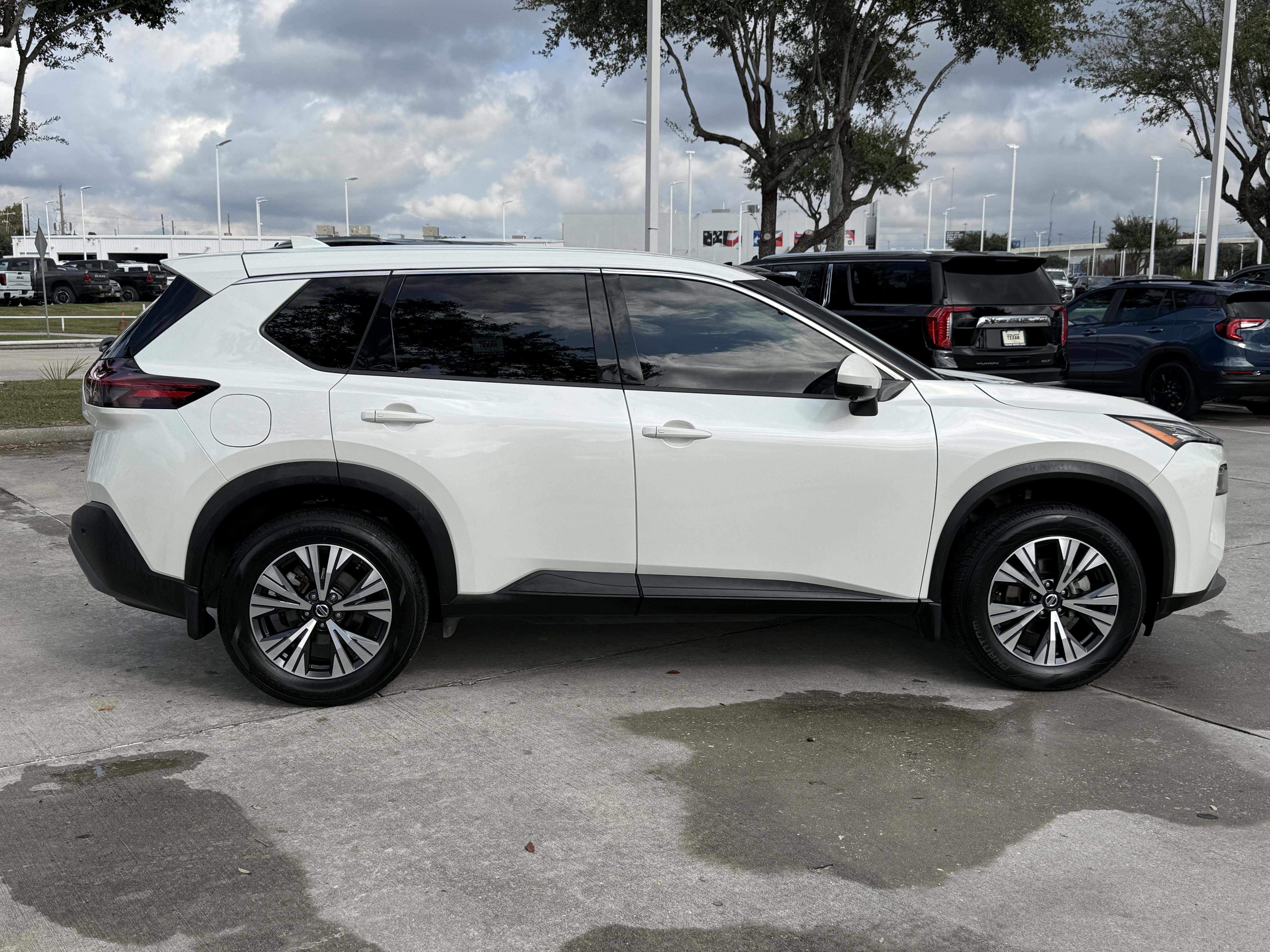 Used 2021 Nissan Rogue SV image 3