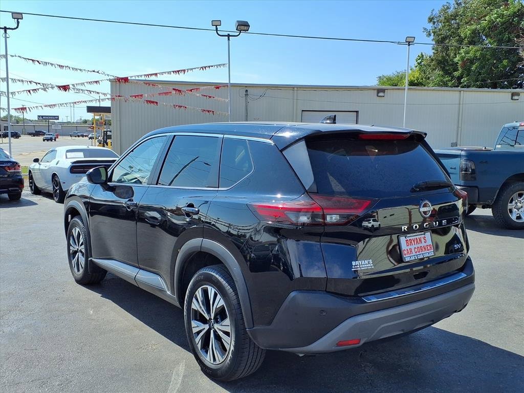 Used 2023 Nissan Rogue SV image 3