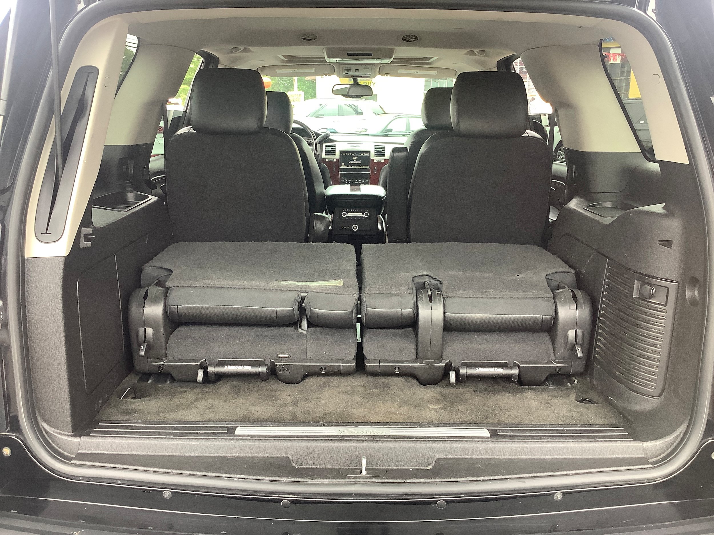 Used 2011 Cadillac Escalade Luxury AWD/4WD image 15