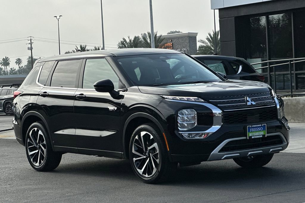 New 2025 Mitsubishi Outlander SE image 3