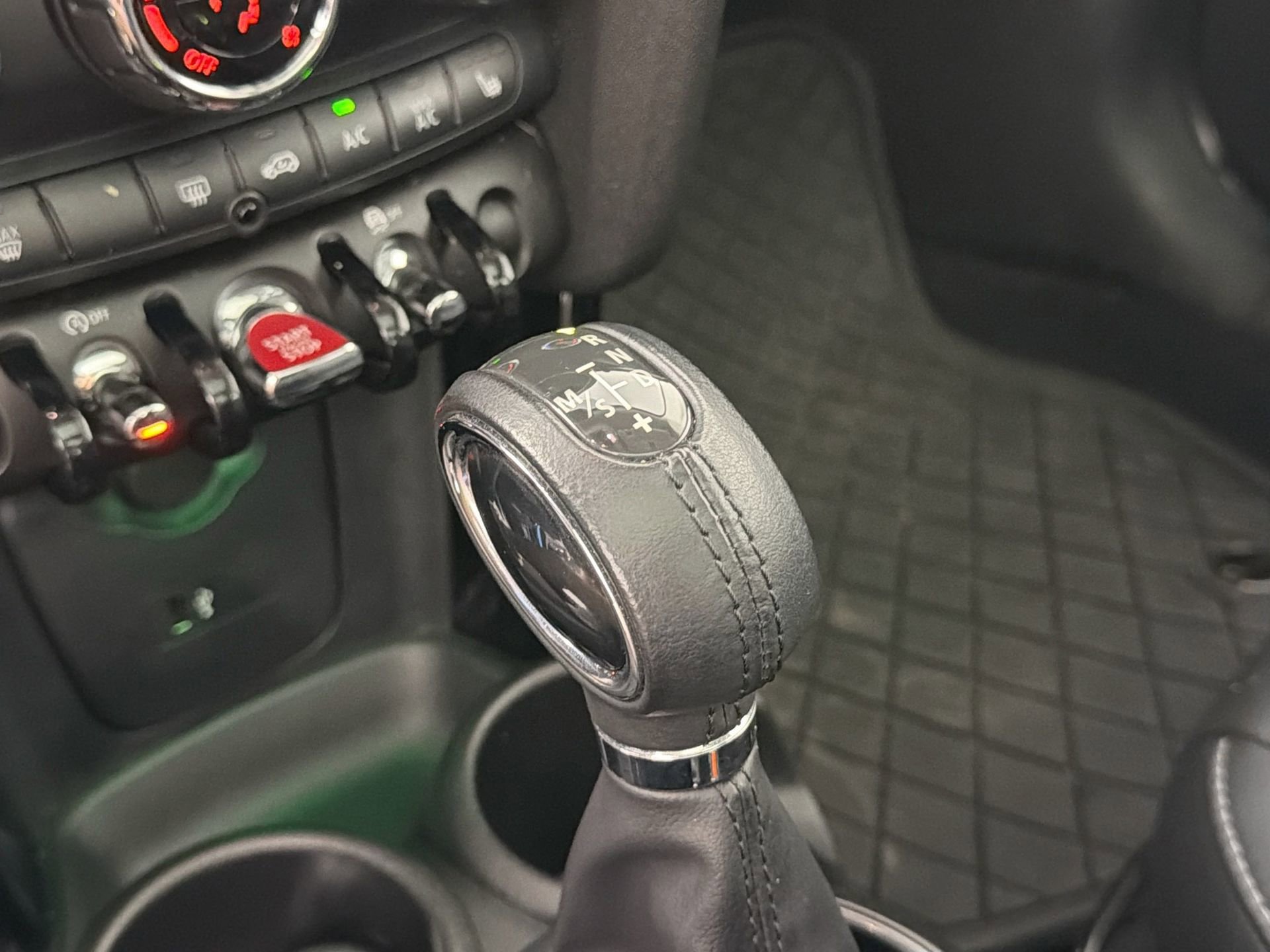 Used 2019 MINI Cooper 4-Door Hardtop w/ Storage Package image 19