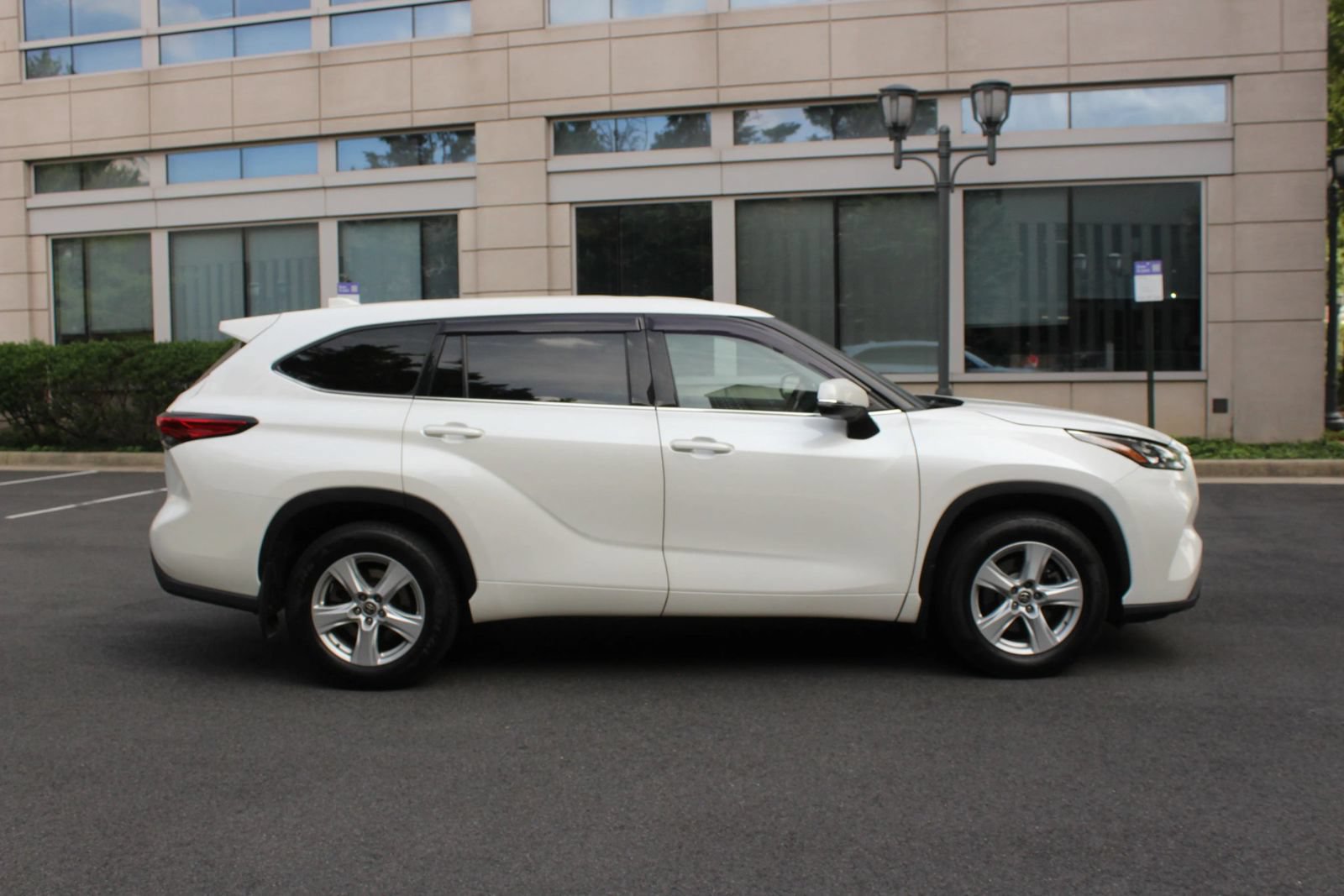 Used 2020 Toyota Highlander L AWD/4WD image 6
