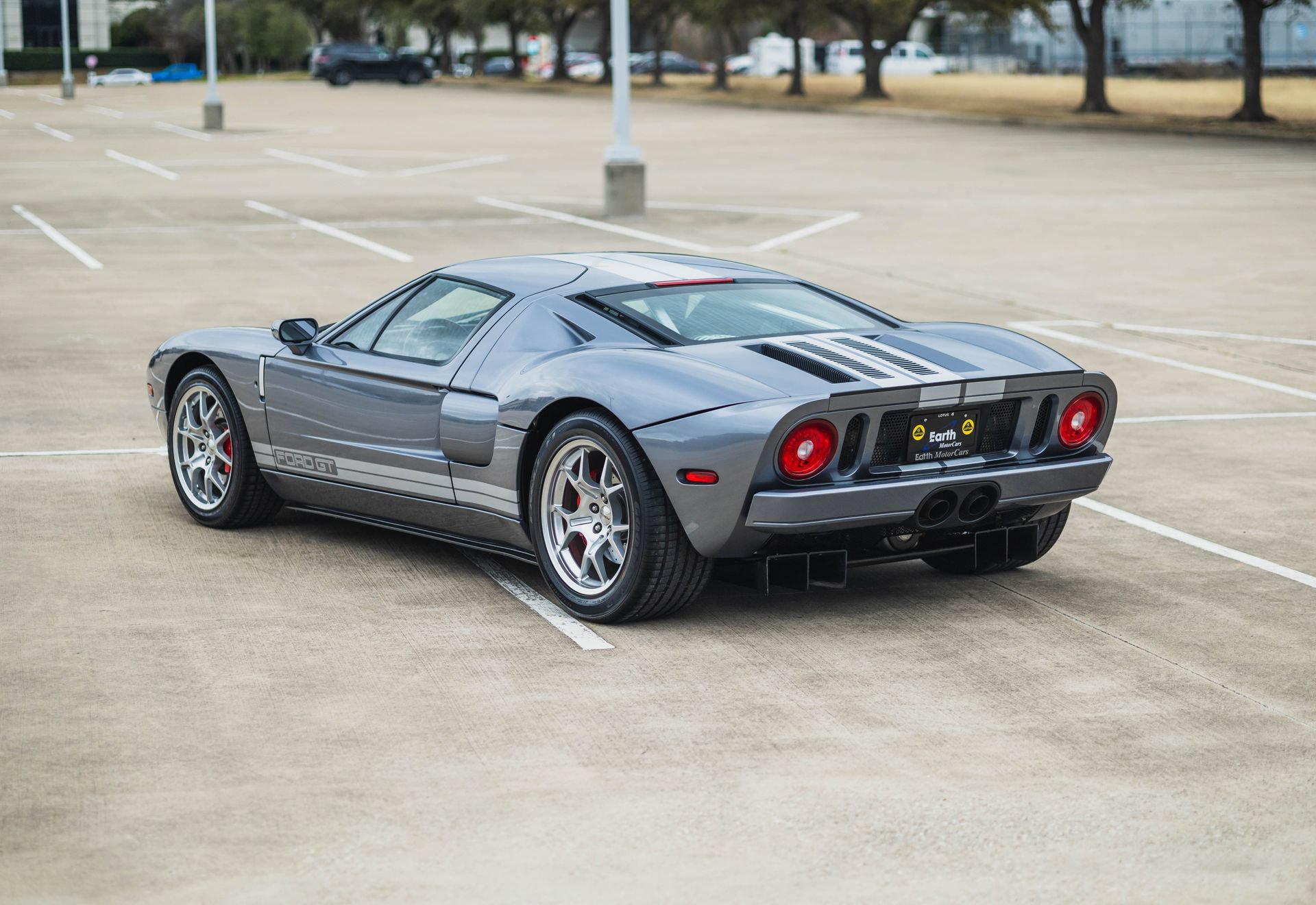 Used 2006 Ford GT RWD image 13