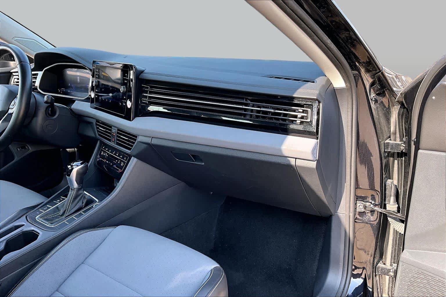 Used 2025 Volkswagen Jetta SE FWD image 16