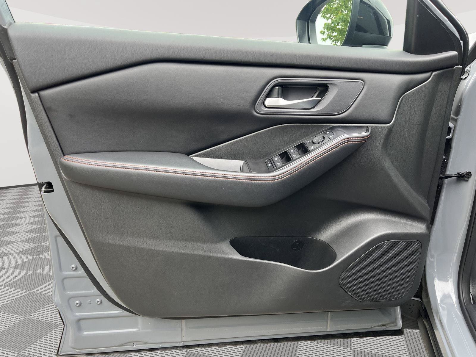 Certified 2025 Nissan Rogue SV AWD/4WD image 18