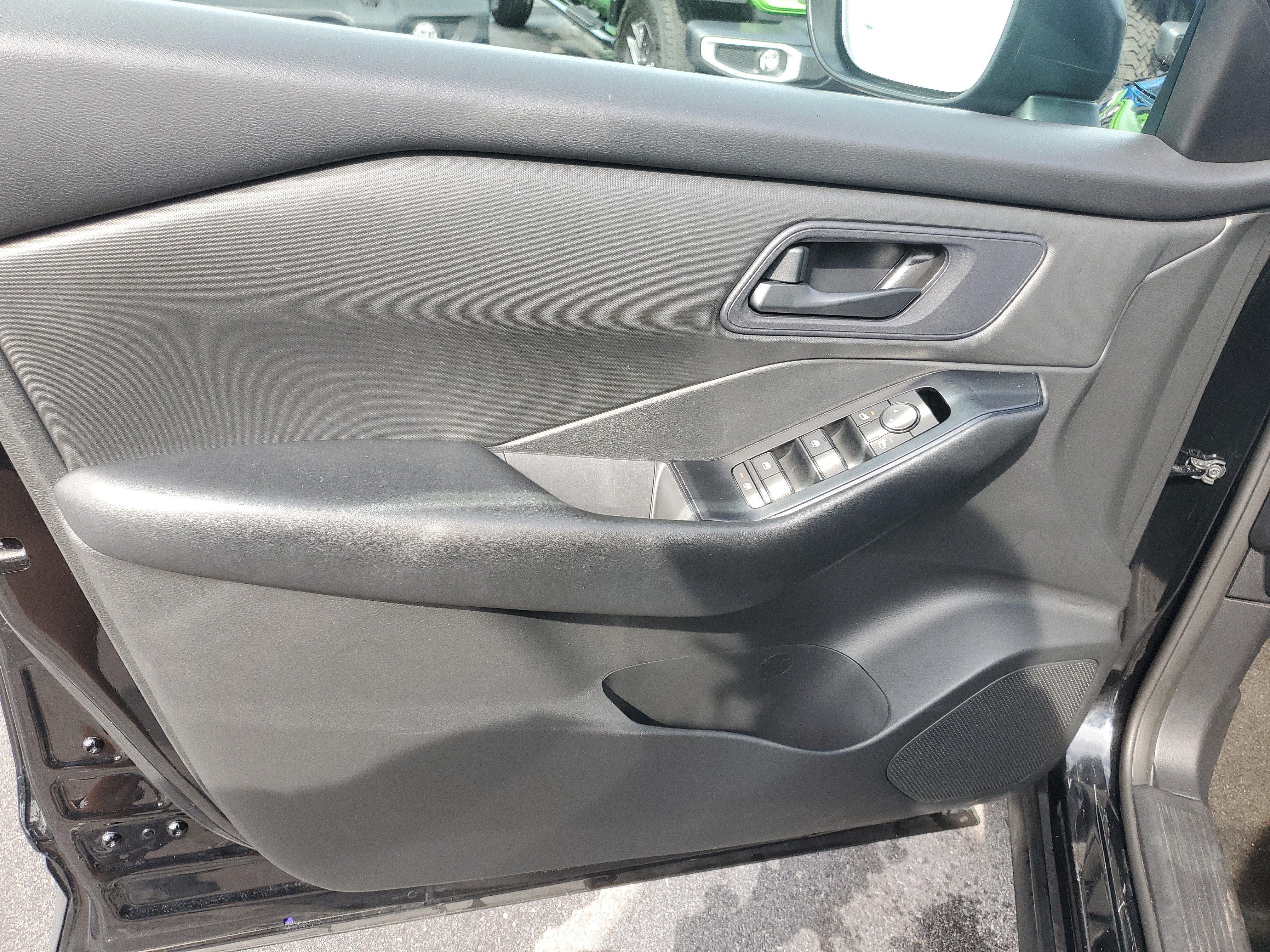Used 2024 Nissan Rogue S FWD image 11