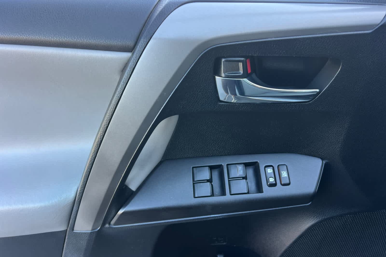Used 2018 Toyota RAV4 XLE FWD image 13
