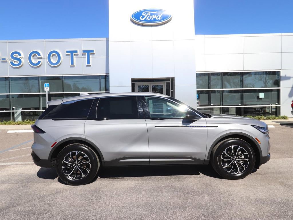 Used 2025 Lincoln Nautilus Premier image 16