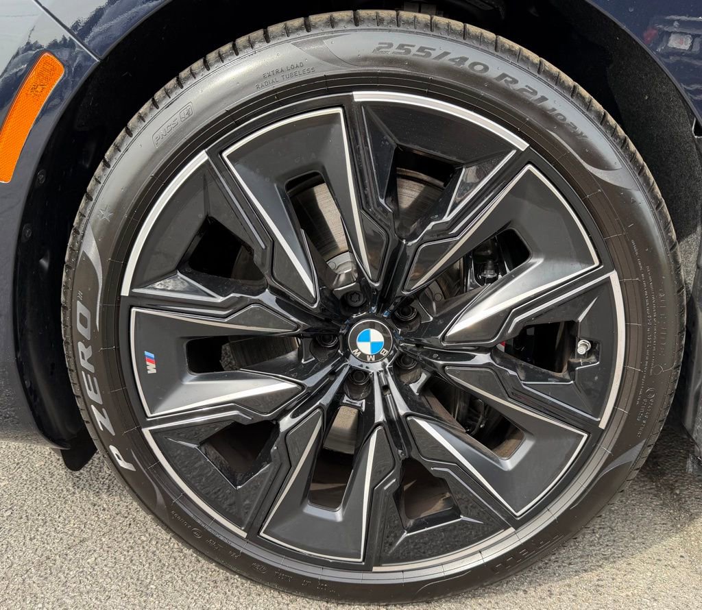 Used 2025 BMW 750e xDrive AWD/4WD image 7