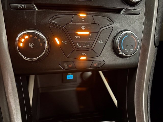Used 2017 Ford Fusion SE FWD image 22
