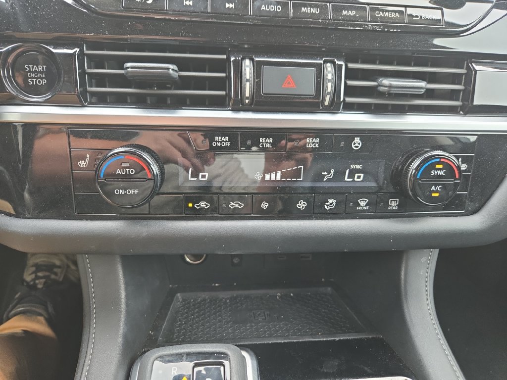 Used 2025 Nissan Pathfinder SL AWD/4WD image 24