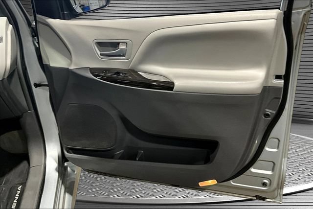 Used 2019 Toyota Sienna XLE FWD image 28