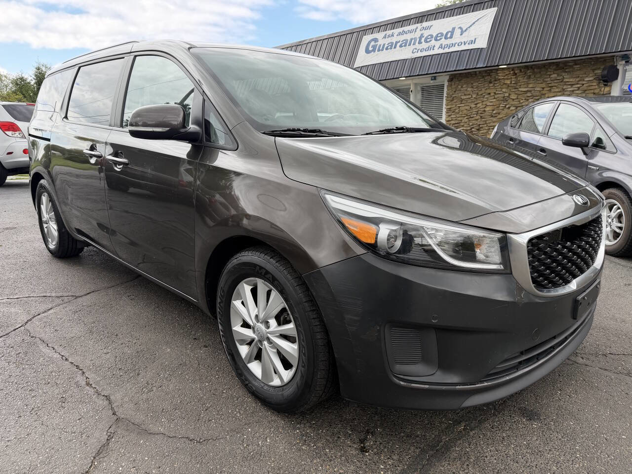 Used 2017 Kia Sedona LX w/ LX Essentials Premium Package FWD image 1