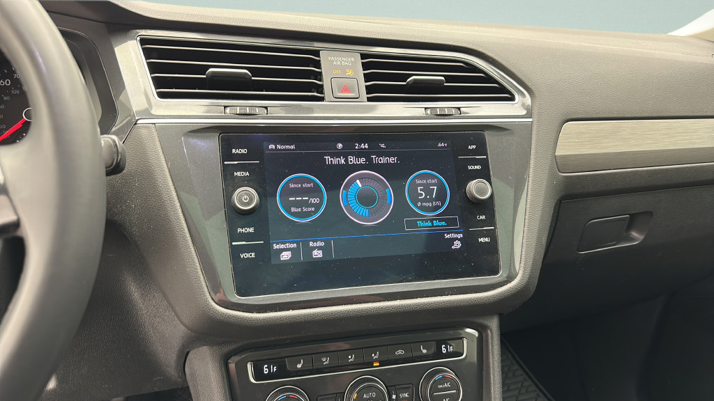 Used 2020 Volkswagen Tiguan SE w/ Panoramic Sunroof Package AWD/4WD image 17
