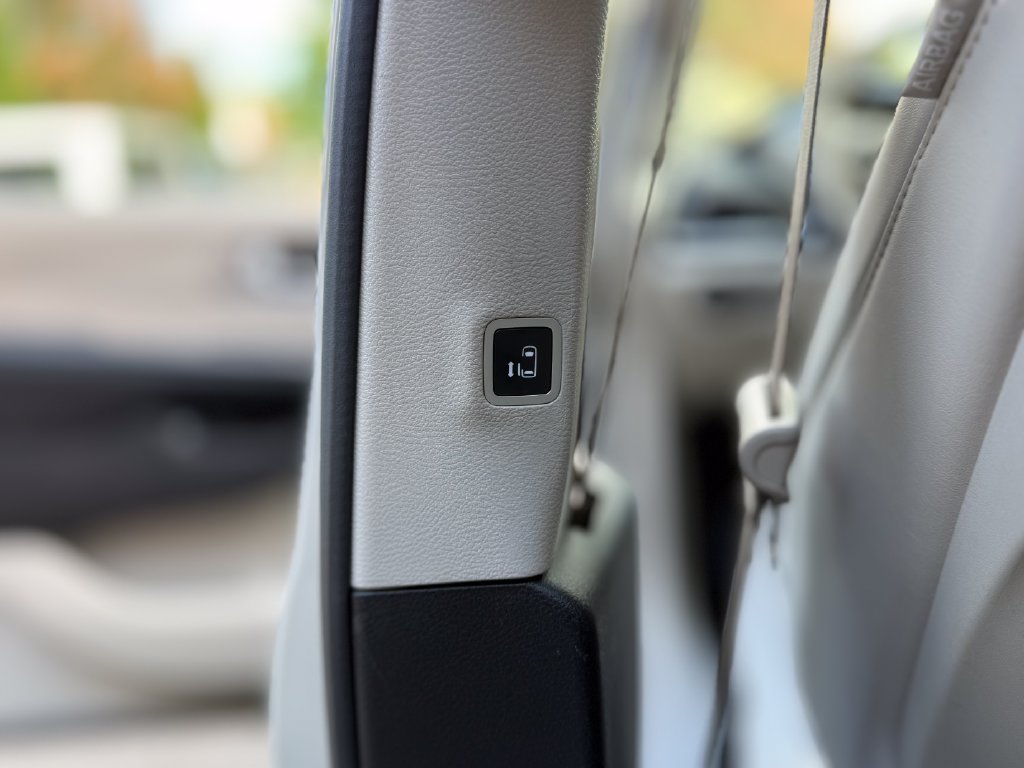 Used 2019 Chrysler Pacifica Limited w/ Advanced Safetytec Group FWD image 31