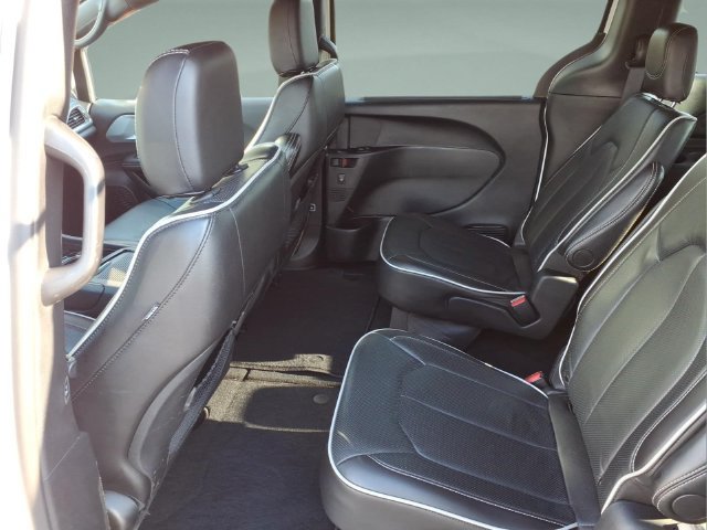 Used 2025 Chrysler Pacifica Limited FWD image 28