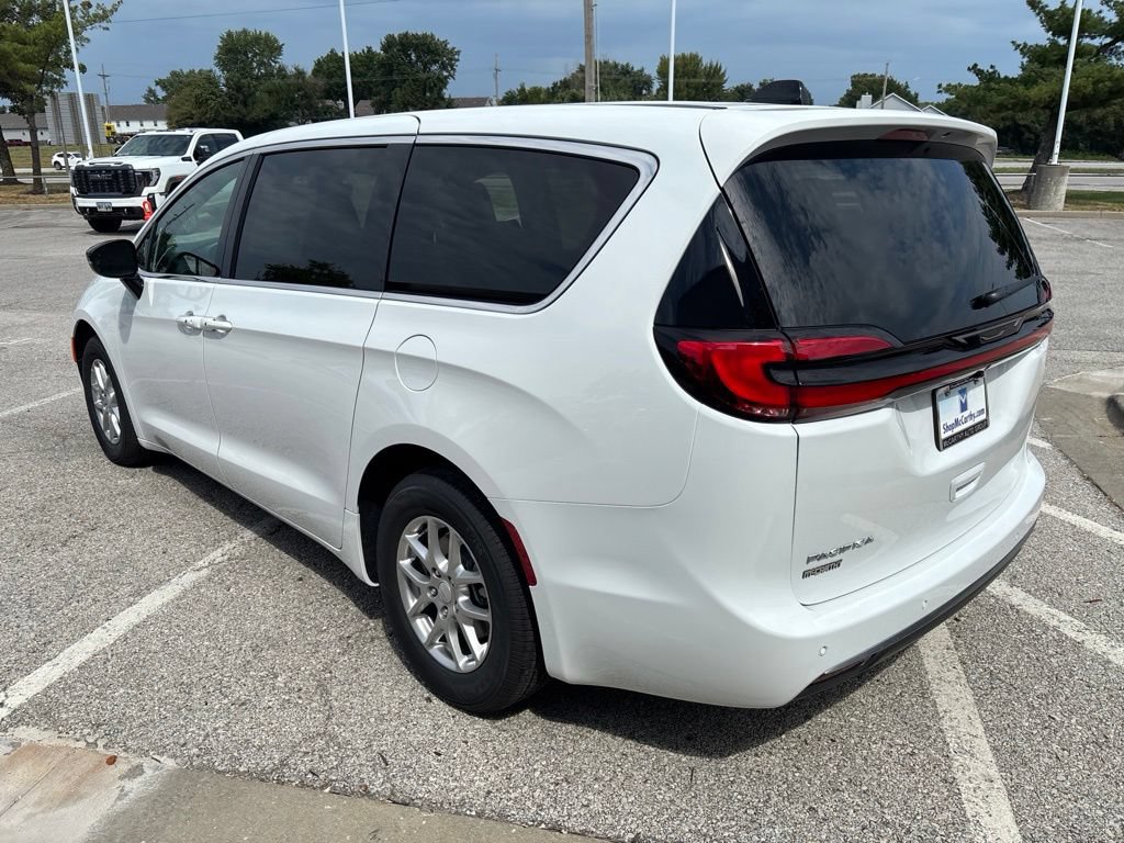 New 2027 Chrysler Pacifica Select FWD image 10
