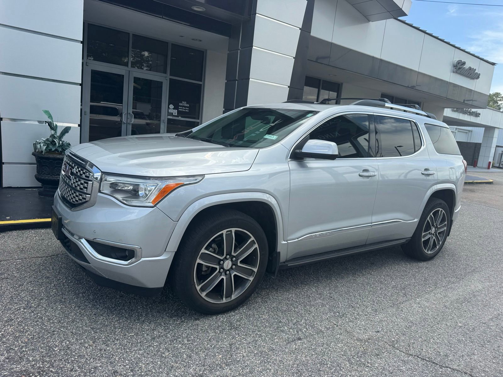 Used 2018 GMC Acadia Denali w/ Technology Package AWD/4WD image 1