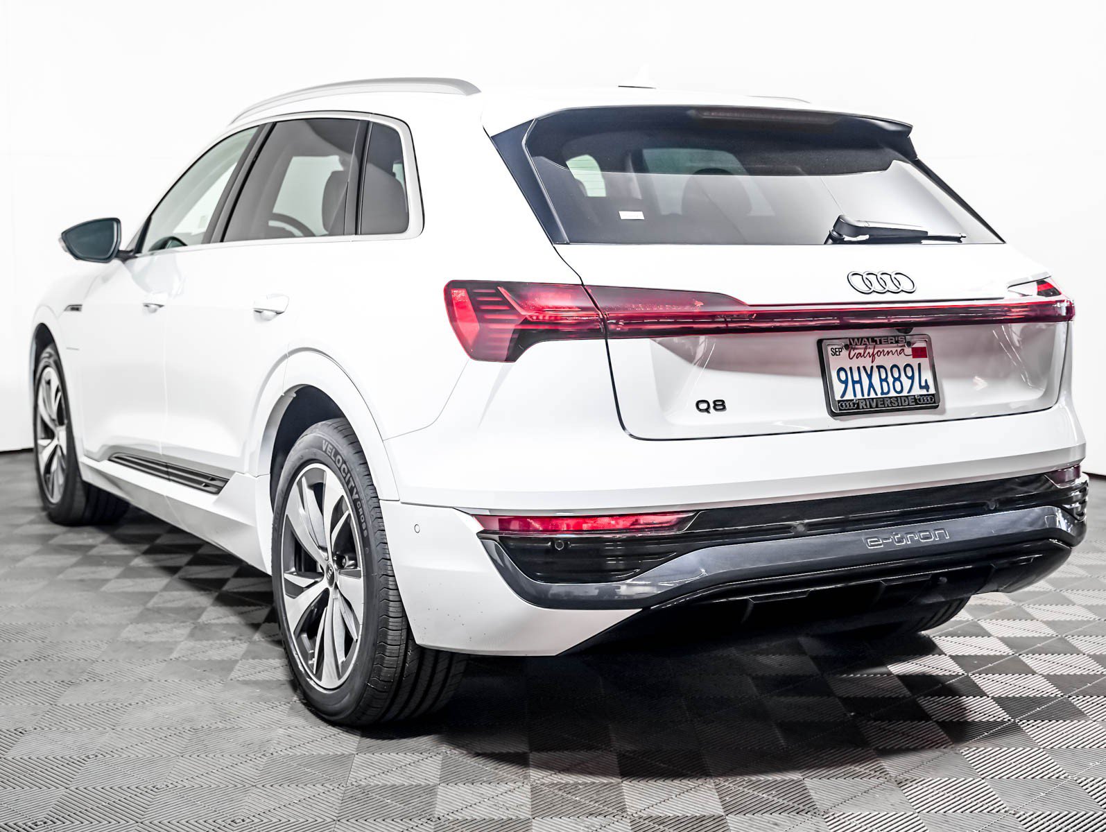 Used 2024 Audi Q8 e-tron Premium Plus w/ Premium Plus Package AWD/4WD image 2